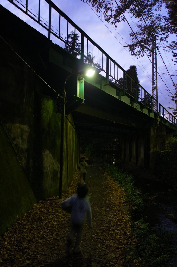 闇に消える子供