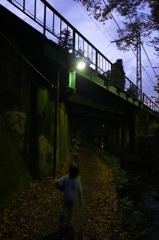 闇に消える子供
