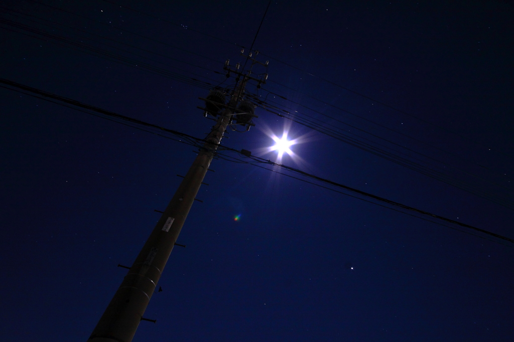 線の中　夜の太陽