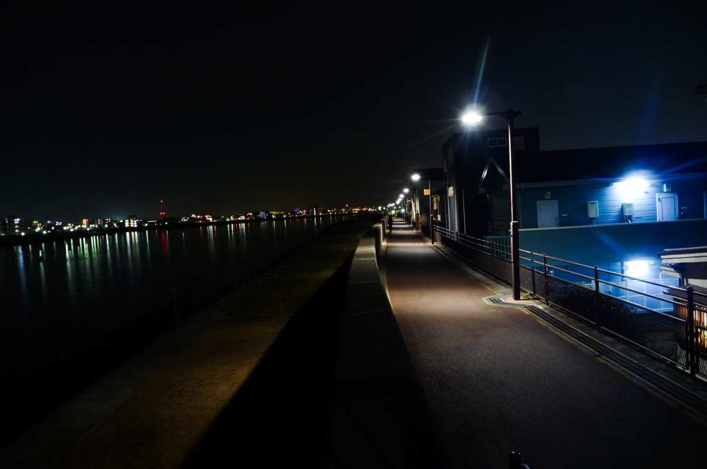 夜の河川敷