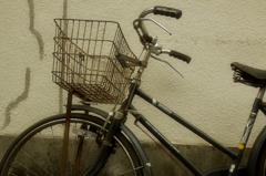 裏路地の自転車