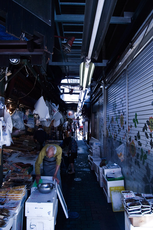 路地裏の魚屋