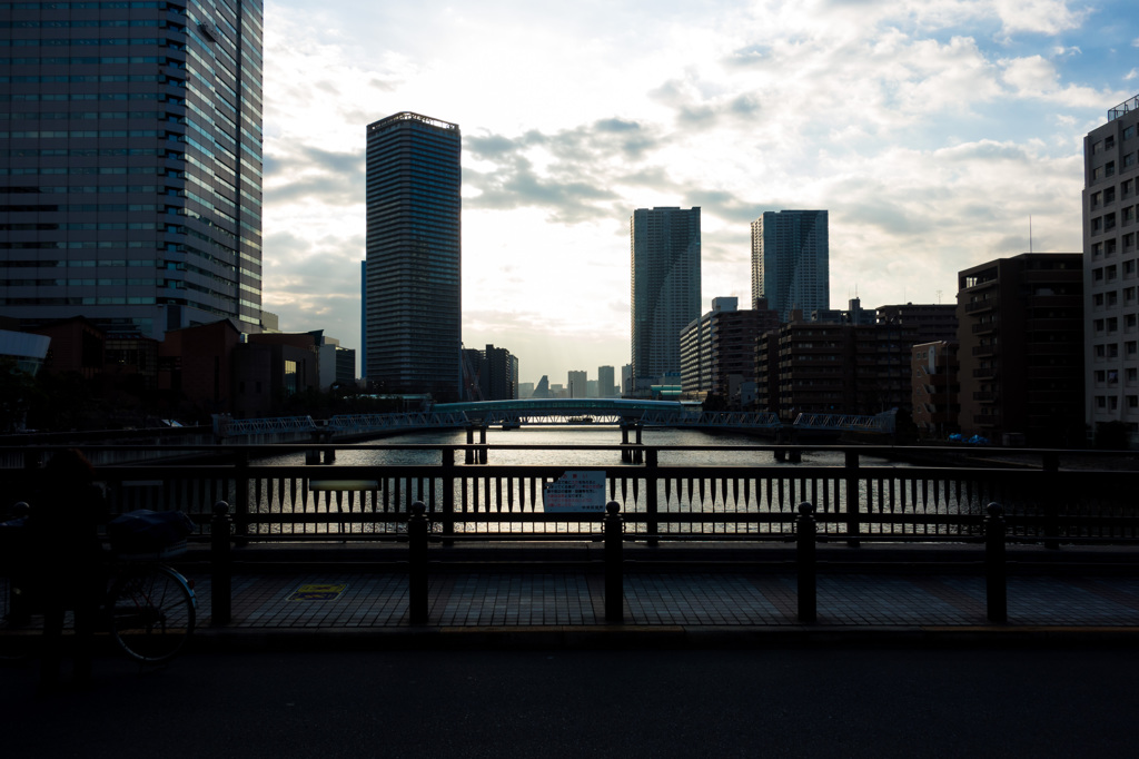 運河と高層マンション