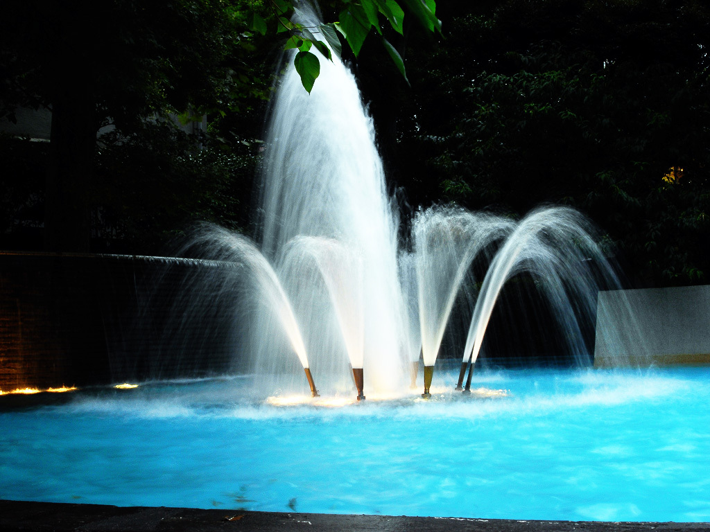 都会の噴水