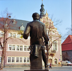アルンシュタットのバッハ像と市役所
