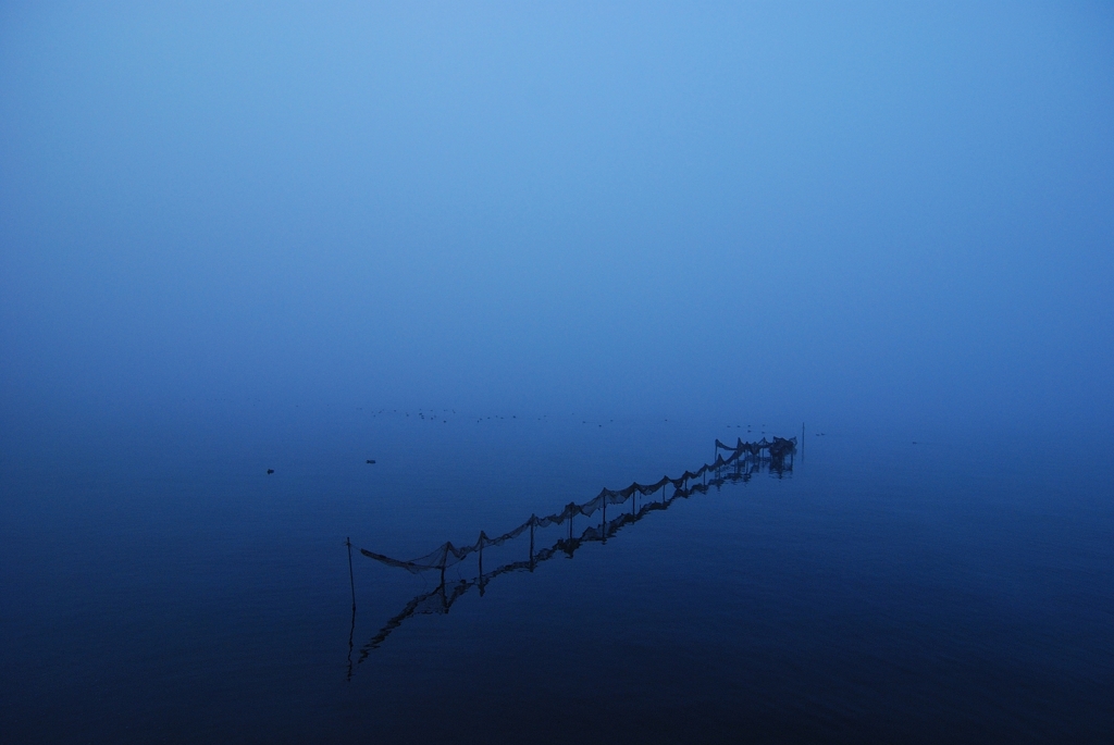 朝靄の湖