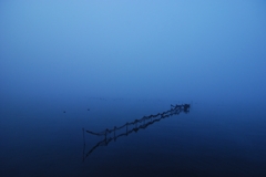 朝靄の湖