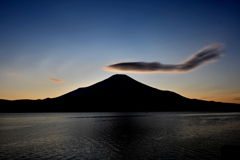 富士山に怪しげな雲