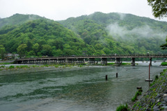 雨の渡月橋