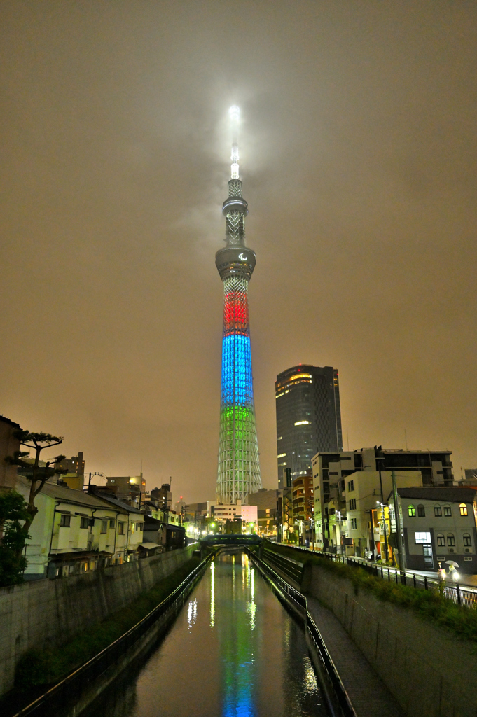 雲を突き抜けるスカイツリー