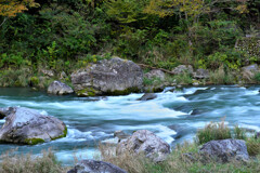 川と岩