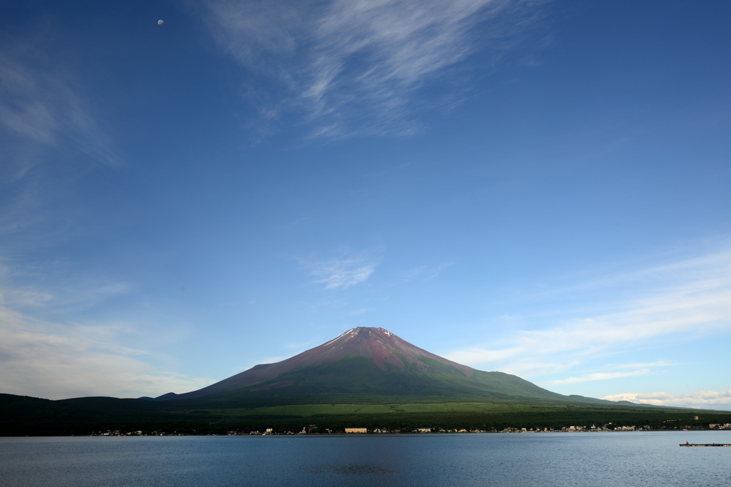 夏富士と月