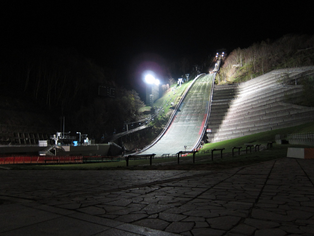 ライトアップされた大倉山ジャンプ台