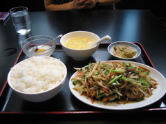豚肉と野菜炒め定食　スープ、お新香、杏仁豆腐付き　800円