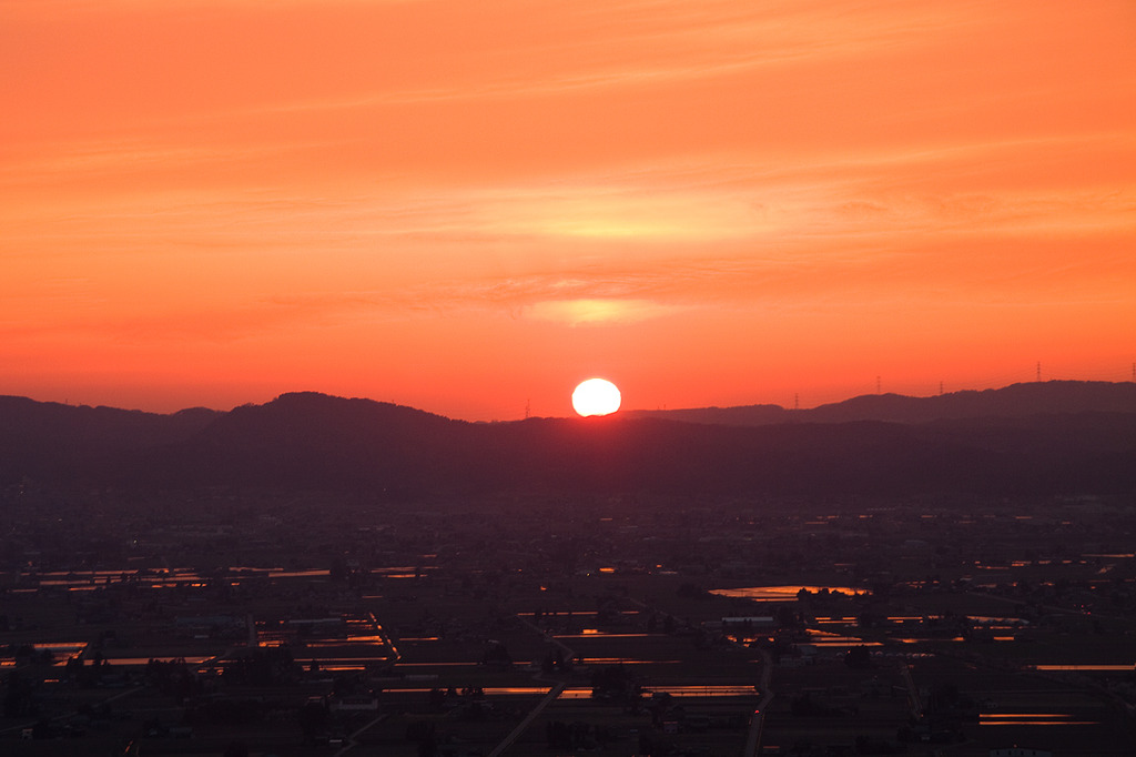 散居村に沈む太陽