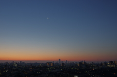 三日月と明けの明星が輝く夜明け