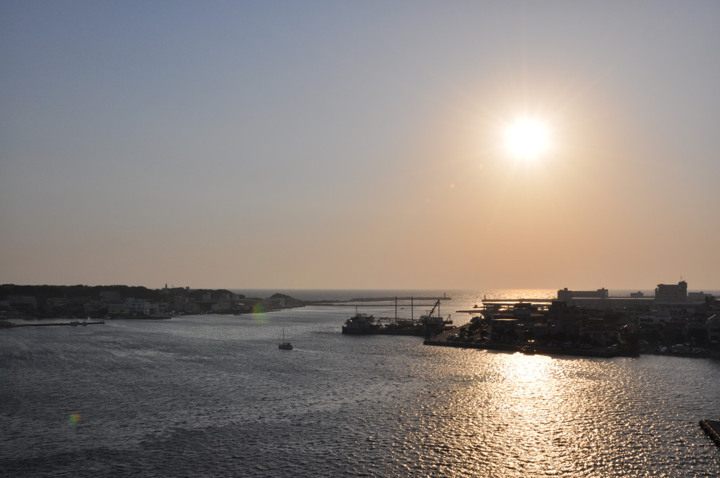 湾口からの夕日
