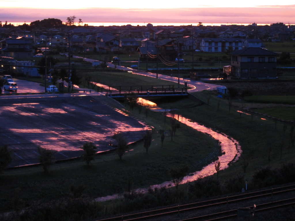 雨上がりの夕焼けとピンクな用水路
