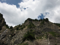 崖と滝と雲