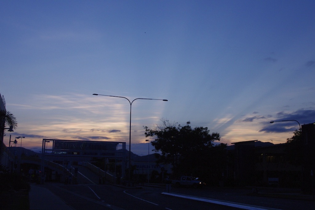 「ケアンズ市街からの夕焼け」　光が放射線状に広がり綺麗だった☆
