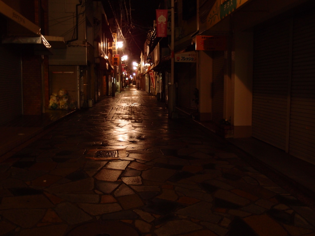 雨上がりの路地