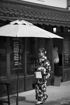 着物を着る女性