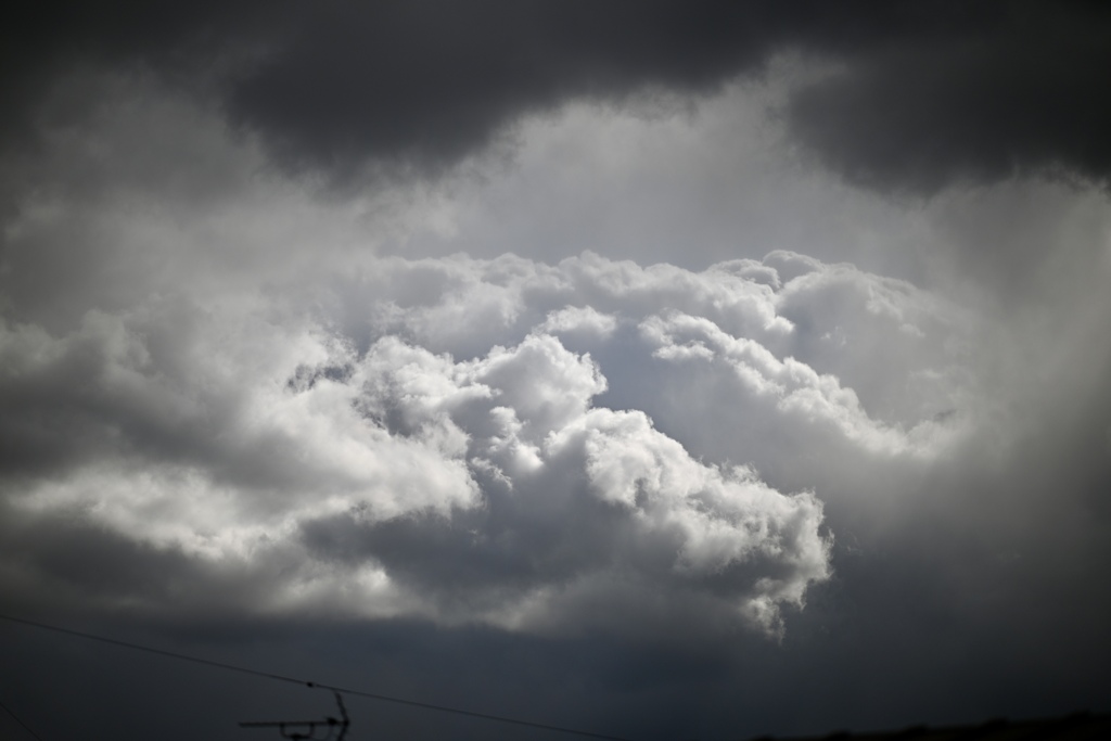 電線の先に見える乱層雲