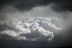 電線の先に見える乱層雲