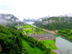 雨上がりの水力発電所