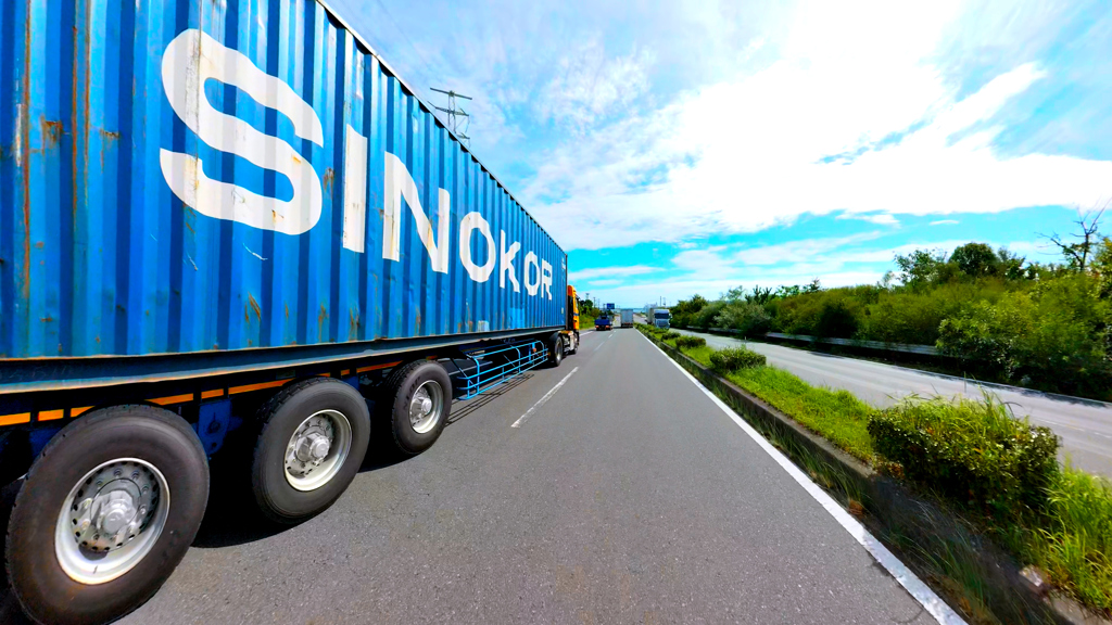 埠頭に向かうトレーラー