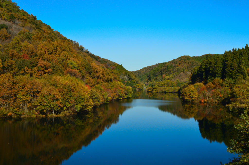 晩秋の深山湖