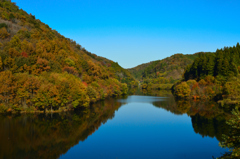 晩秋の深山湖
