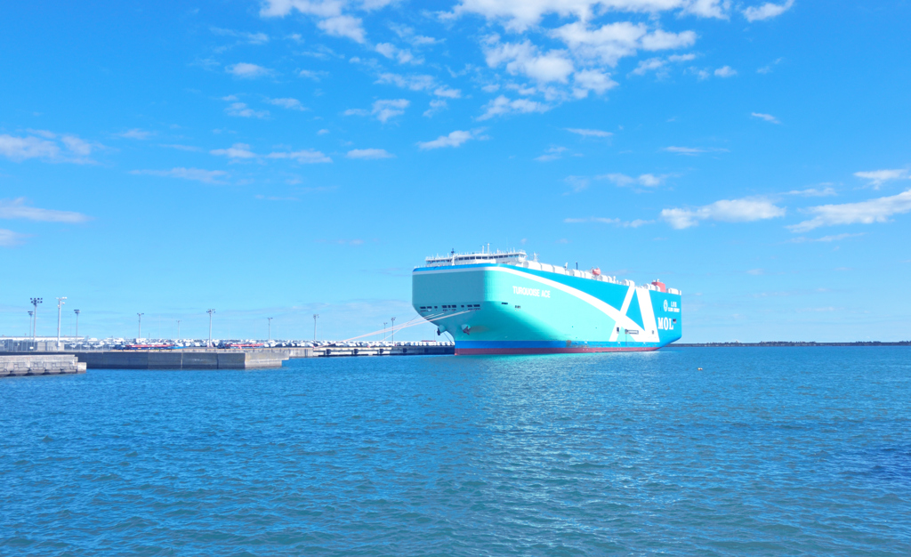 車両搭載を待つローロー船