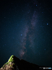 "見上げた夜空は星が降るようで"