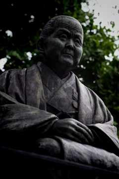 瓜生岩子さんの銅像