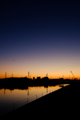 鶴見川　鉄塔の影絵