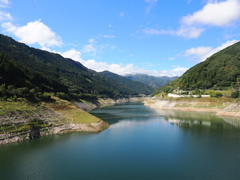 滝沢ダム堰堤から見たダム湖