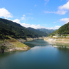 滝沢ダム堰堤から見たダム湖