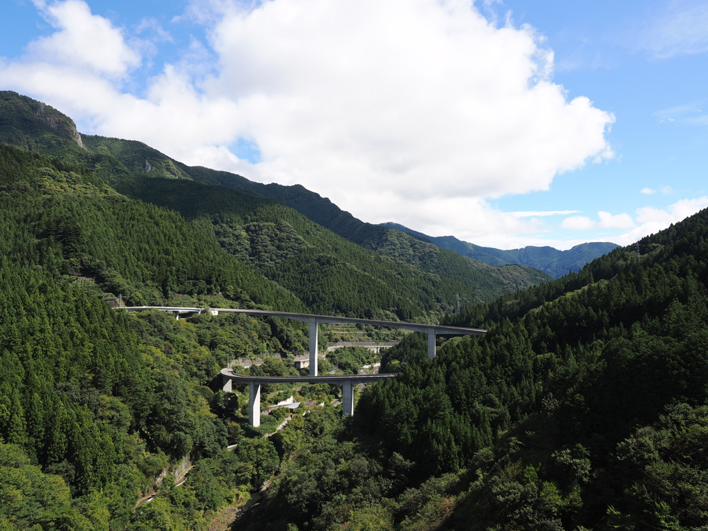 ダム堰堤から見たループ橋