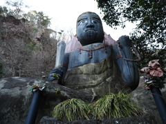 滝の上から見守る不動明王様