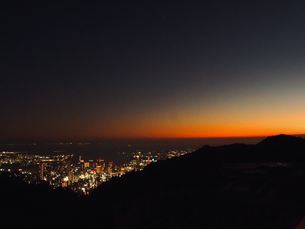 沈む光、灯る街