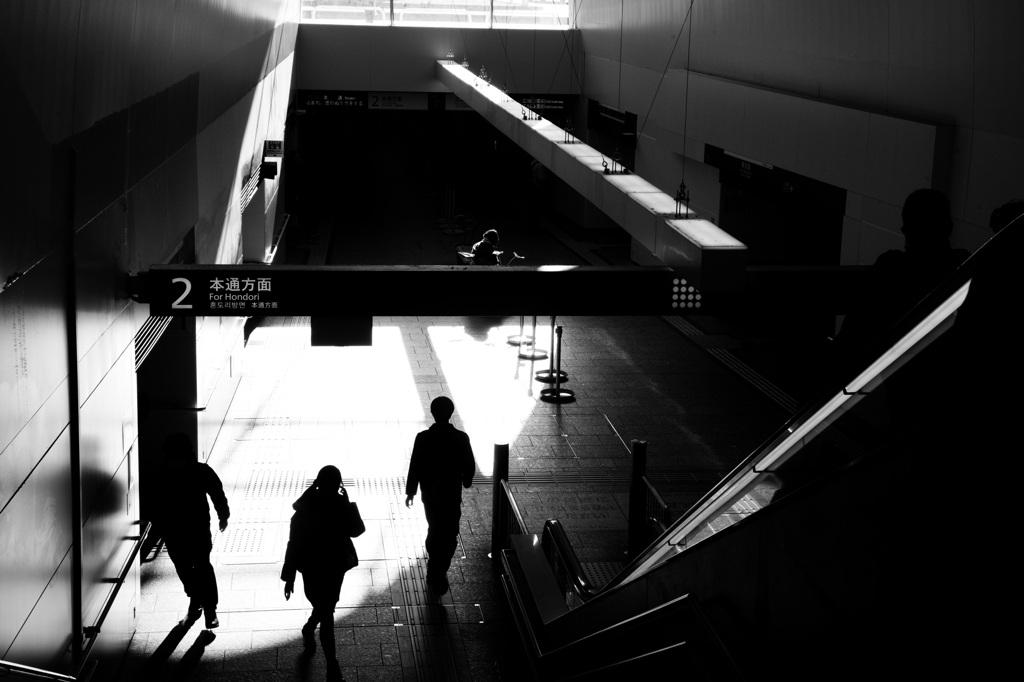 夕日の差し込む駅