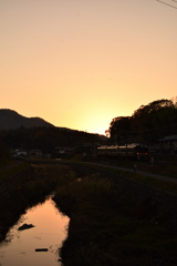 夕焼けに消える列車