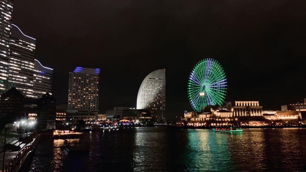 夜の輝きを放つヨコハマの街