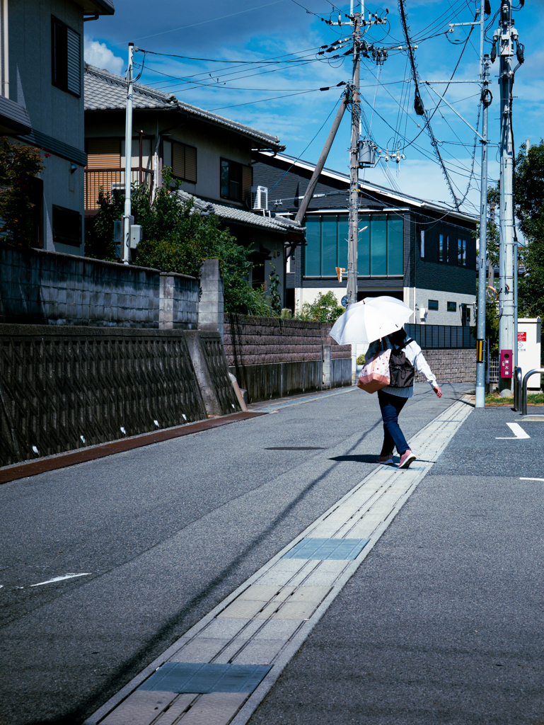 路地に向かって
