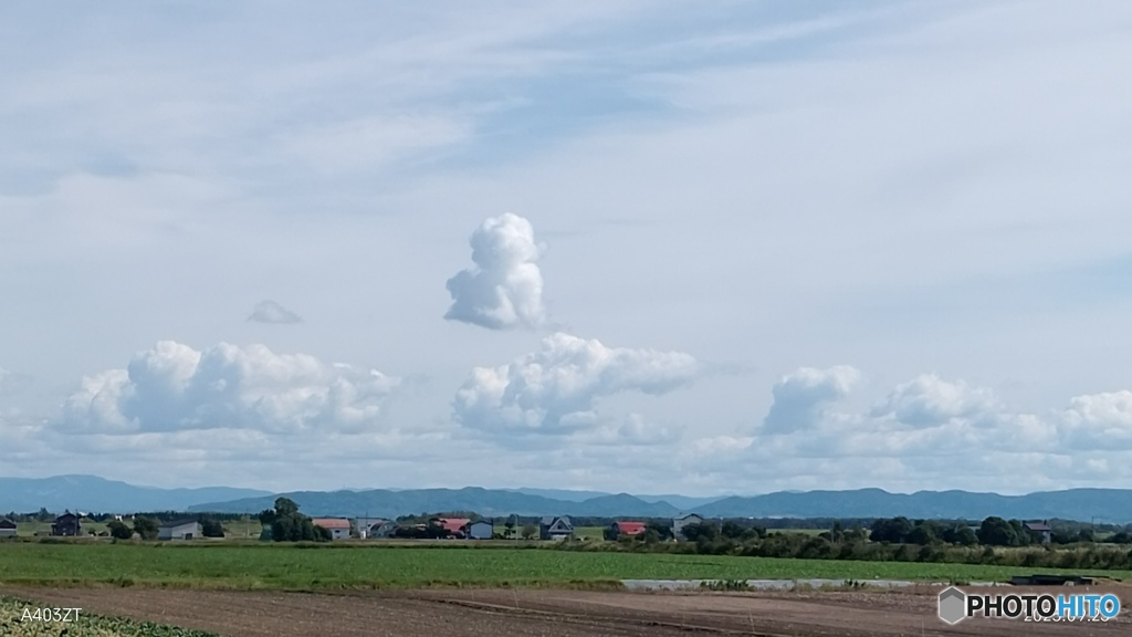 空に浮かぶ体育座りの子供