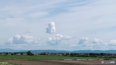 空に浮かぶ体育座りの子供