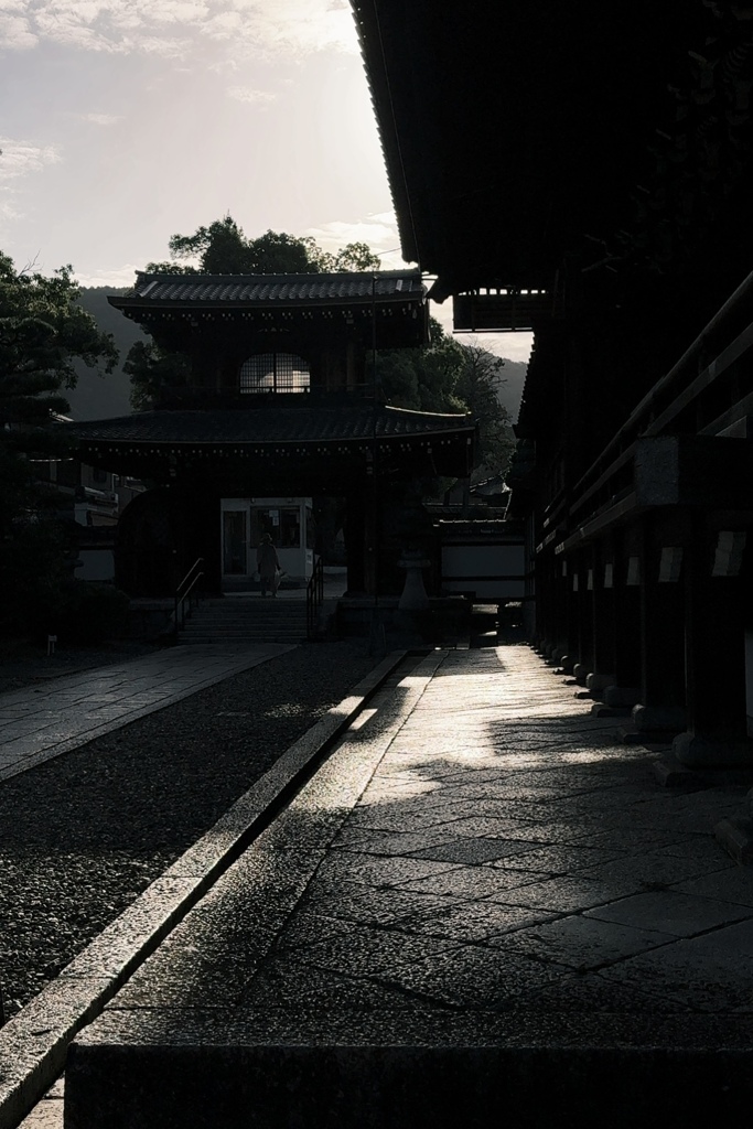 早朝のお寺