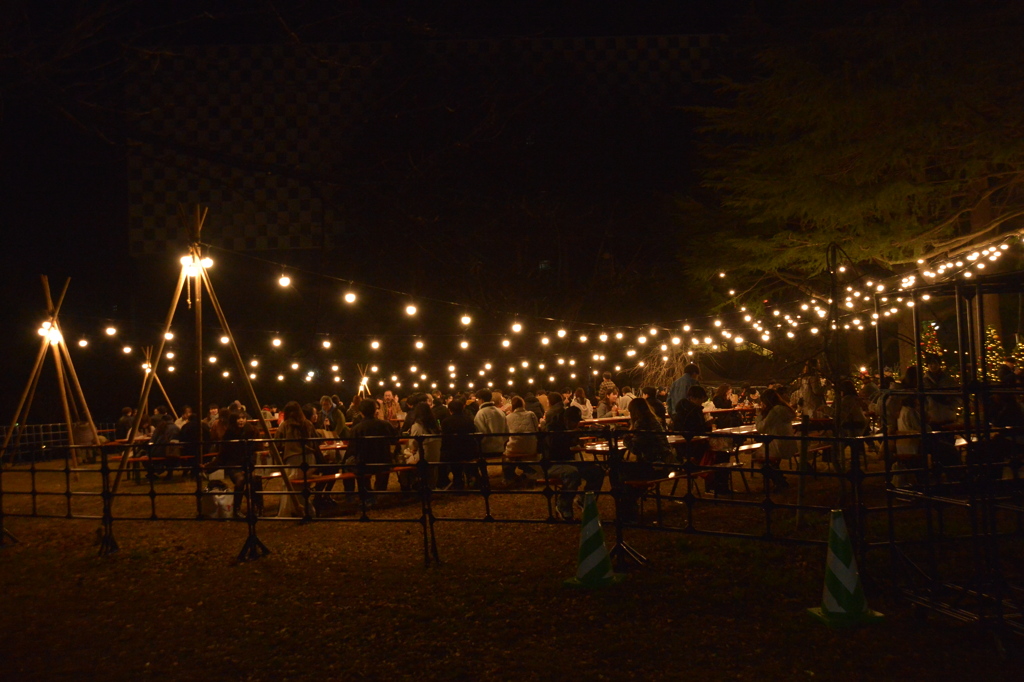 クリスマスマーケットの賑わい