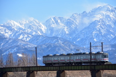 立山連峰と地鉄電車